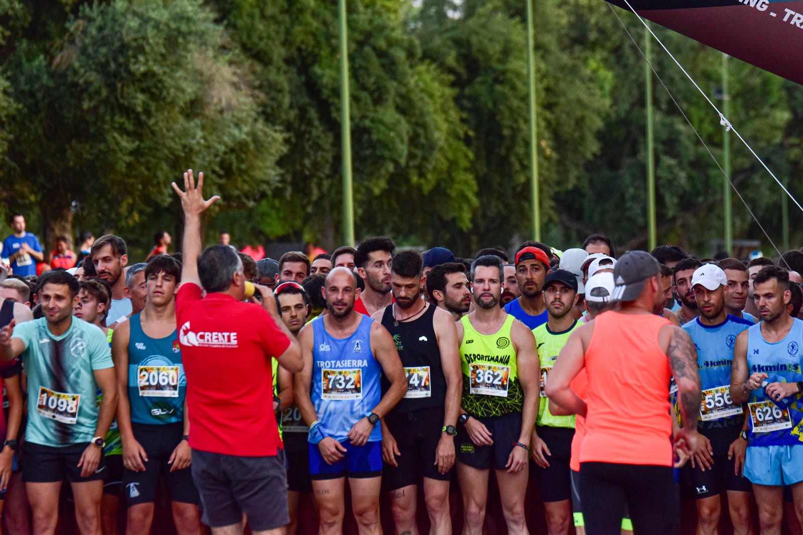Runners gather at the start line ahead of the XI Nocturna del Alamillo in Sevilla's Parque del Alamillo