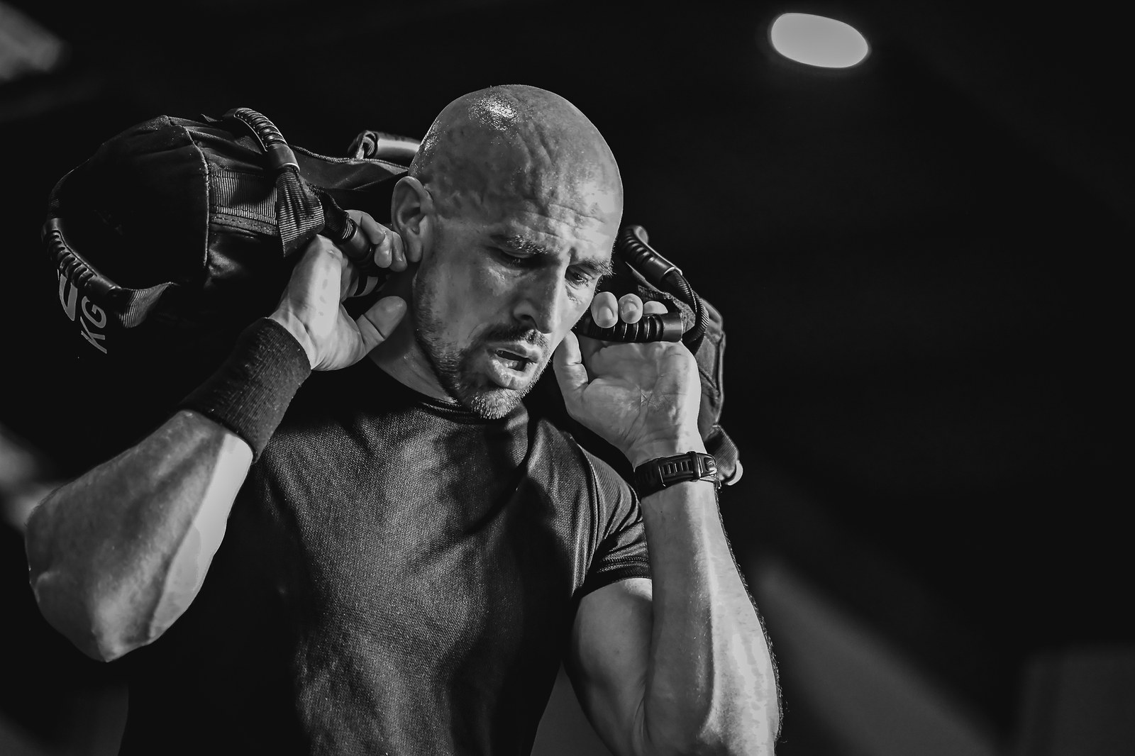 A competitor carries a sandbag on his shoulders during the II Avynt Hyrox Simulation