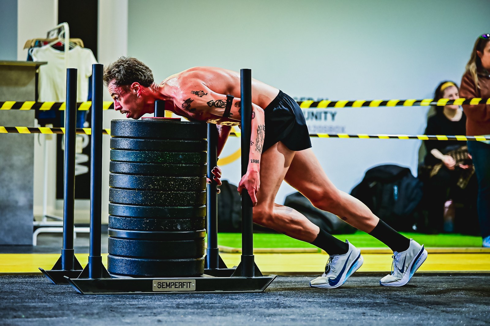 A competitor pushes a weighted sled during the II Avynt Hyrox Simulation in Vila Nova de Gaia