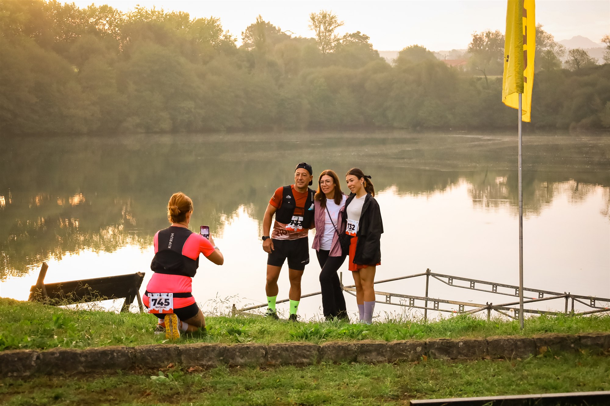 Cabárceno Race participants pose beside Lago del Acebo
