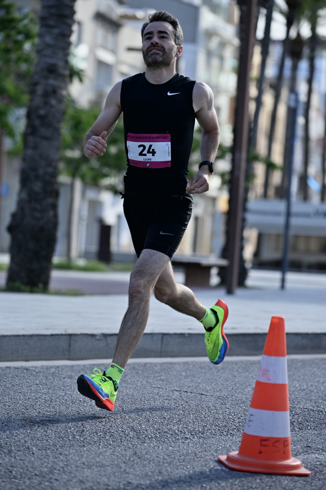 A runner competing in the Cursa Ciutat de Vilanova along the seafront promenade