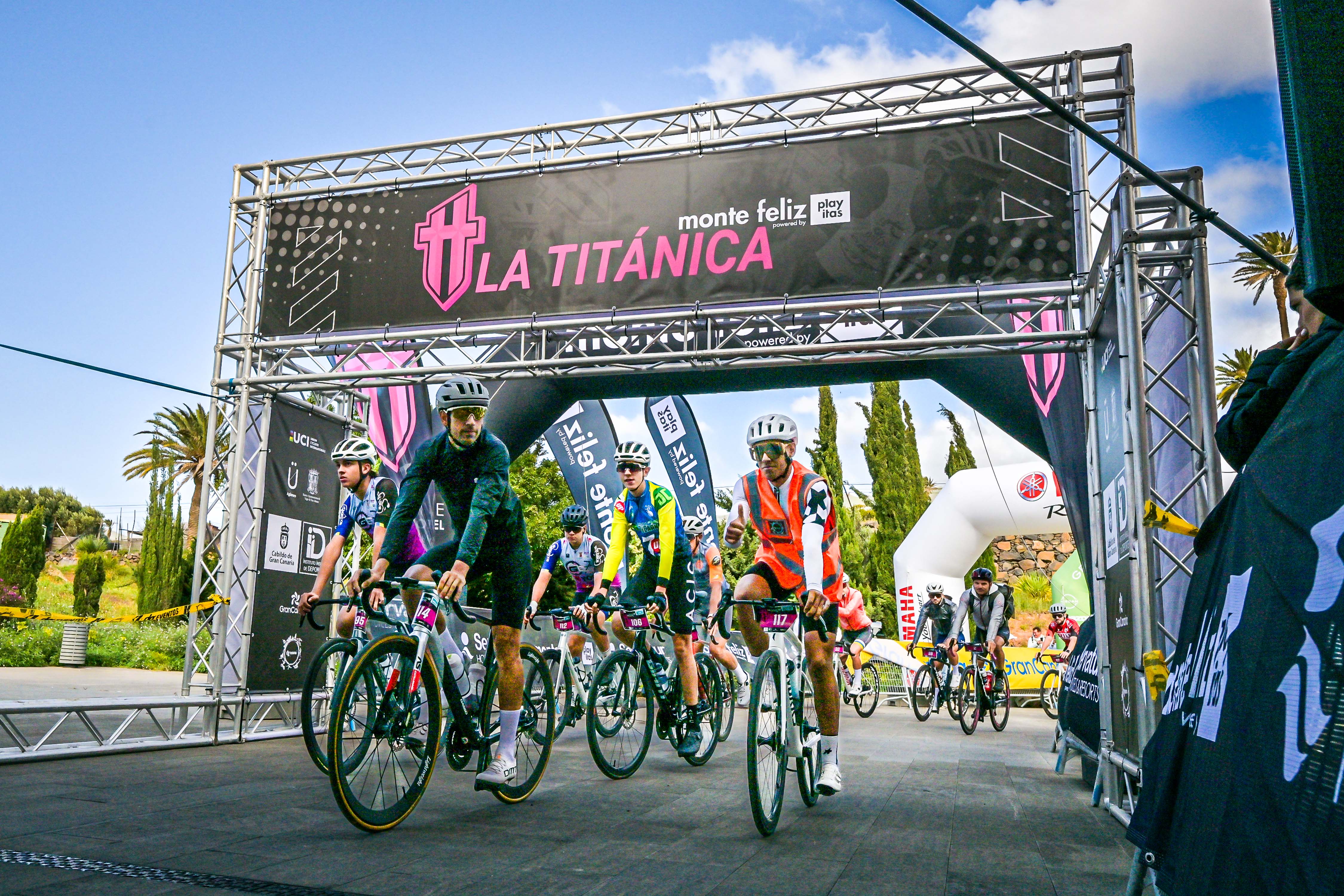 Cyclists starting the 2026 Desafío La Titánica in Gran Canaria