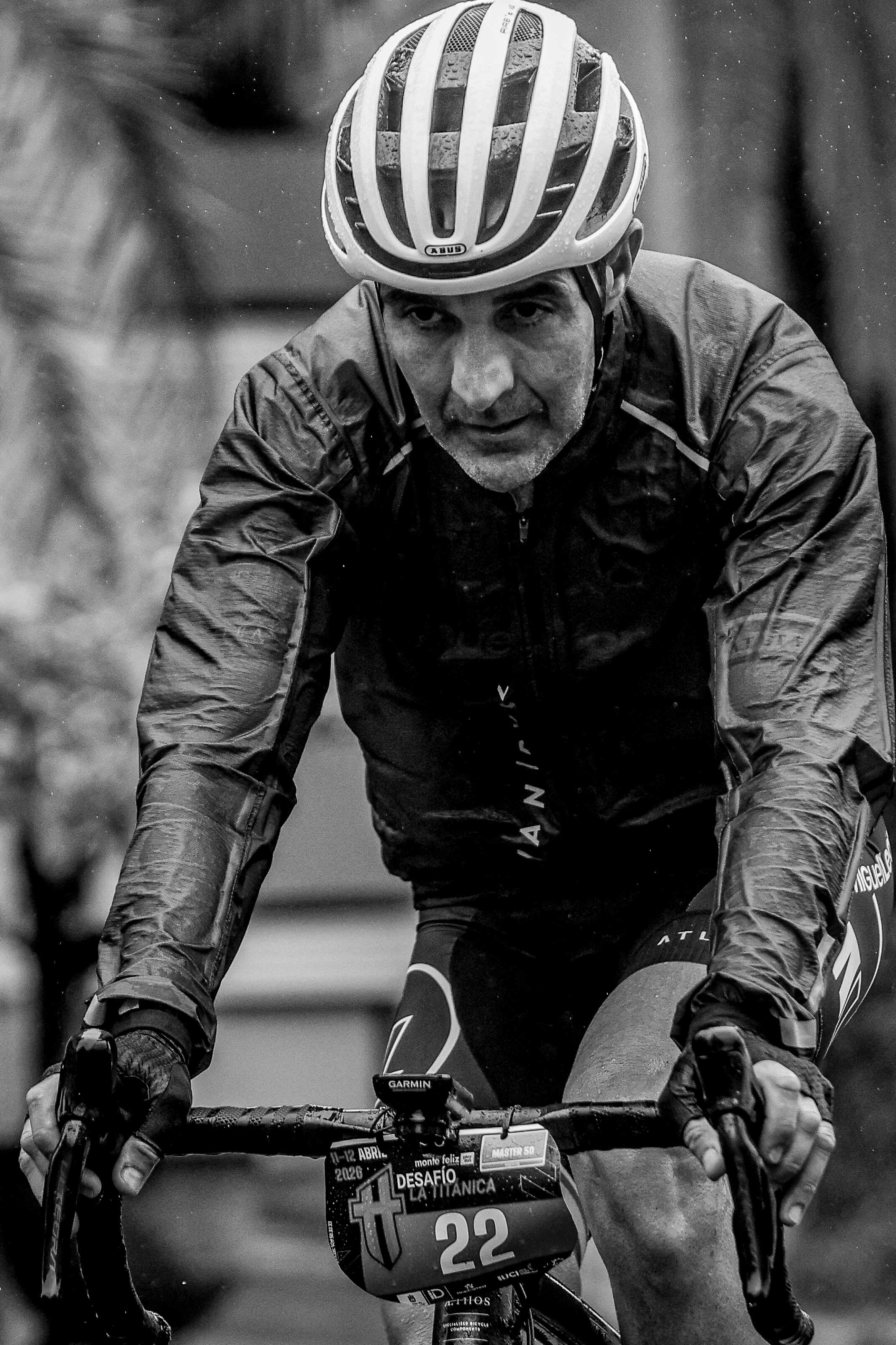 Cyclist competing in wet conditions at Desafío La Titánica