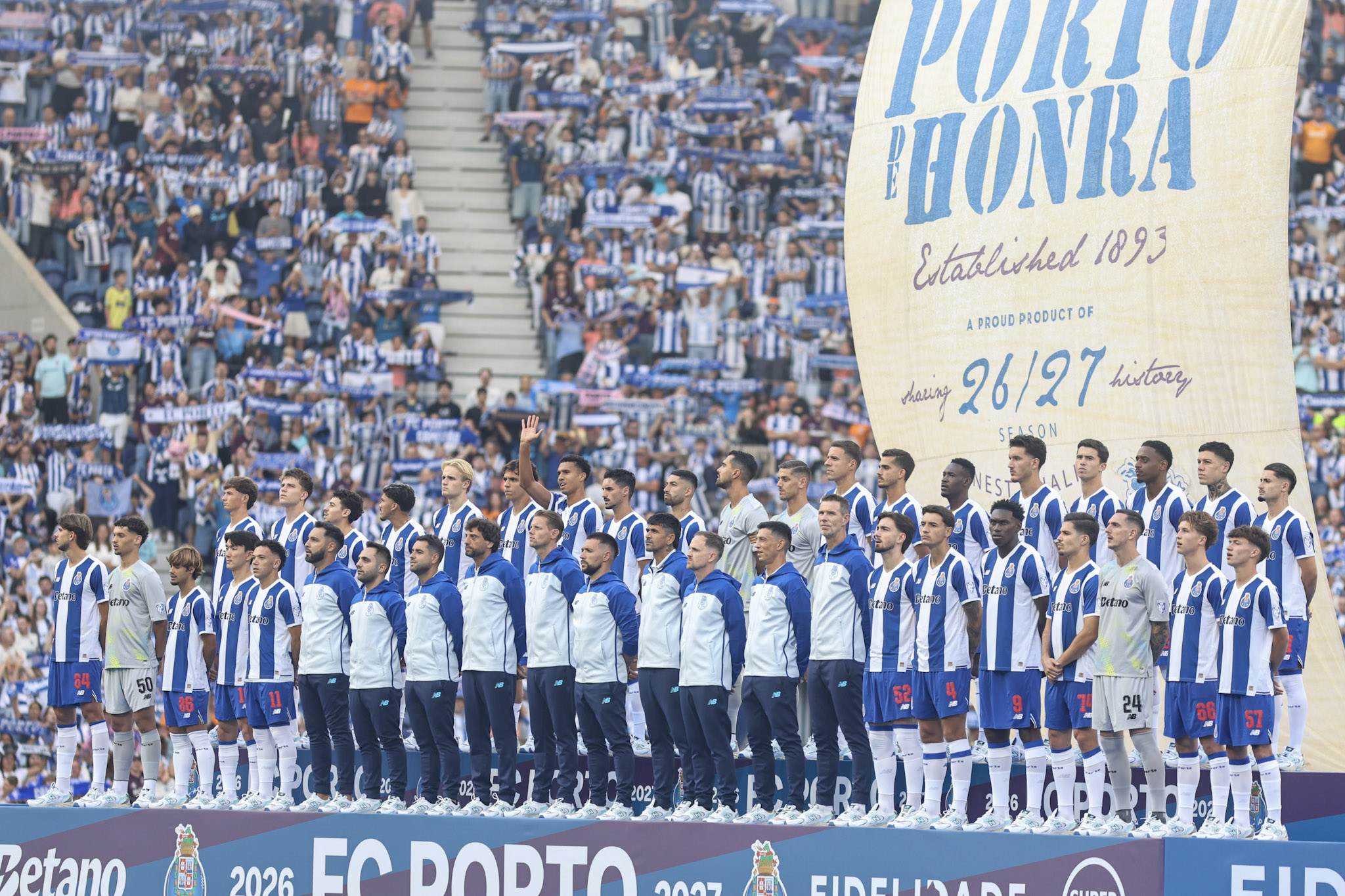 FC Porto's 2026/27 squad stands on a stage at Estádio do Dragão during the team presentation