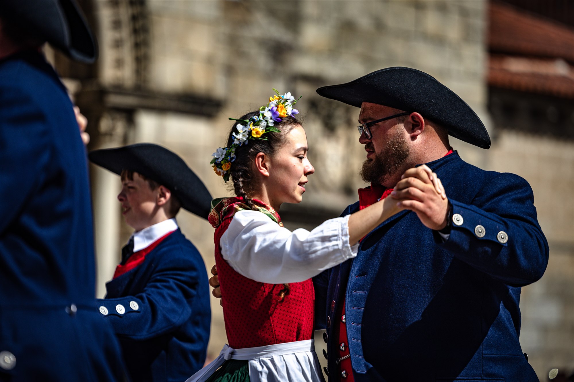 Performers in traditional dress dance in Guimarães during Fest’In Folk Corredoura 2026