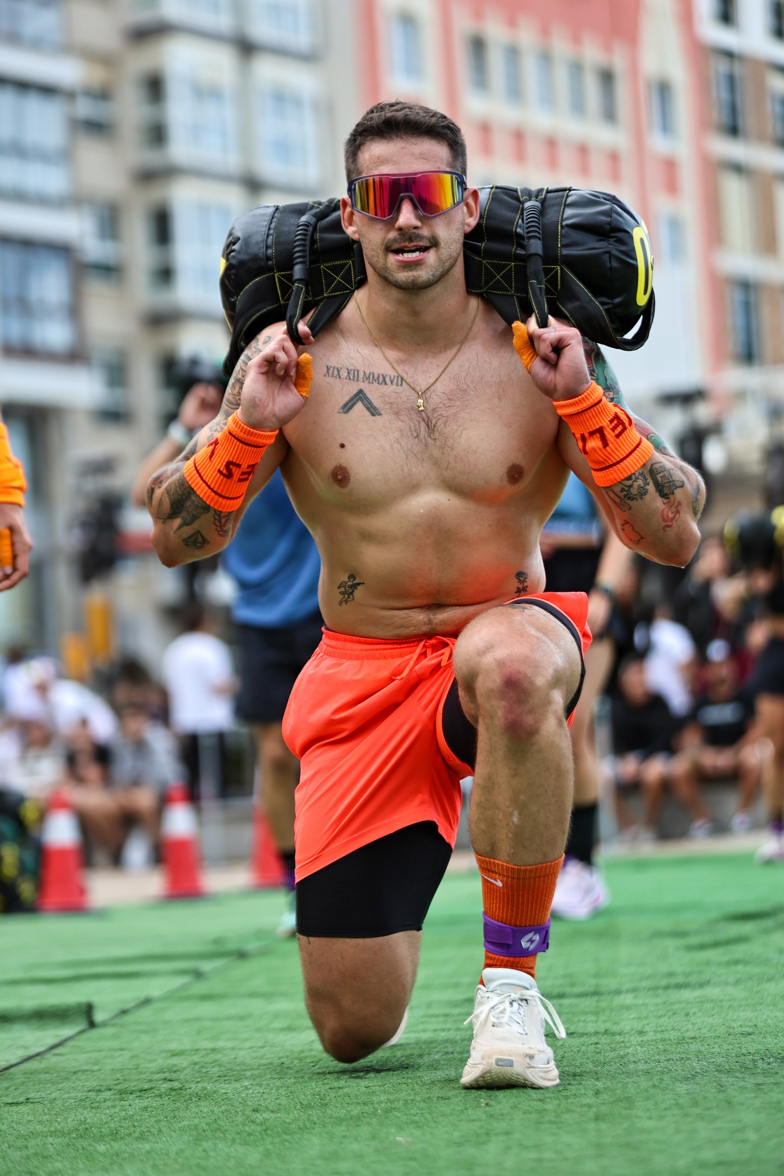 An athlete carries a sandbag during HURBAX Gijón