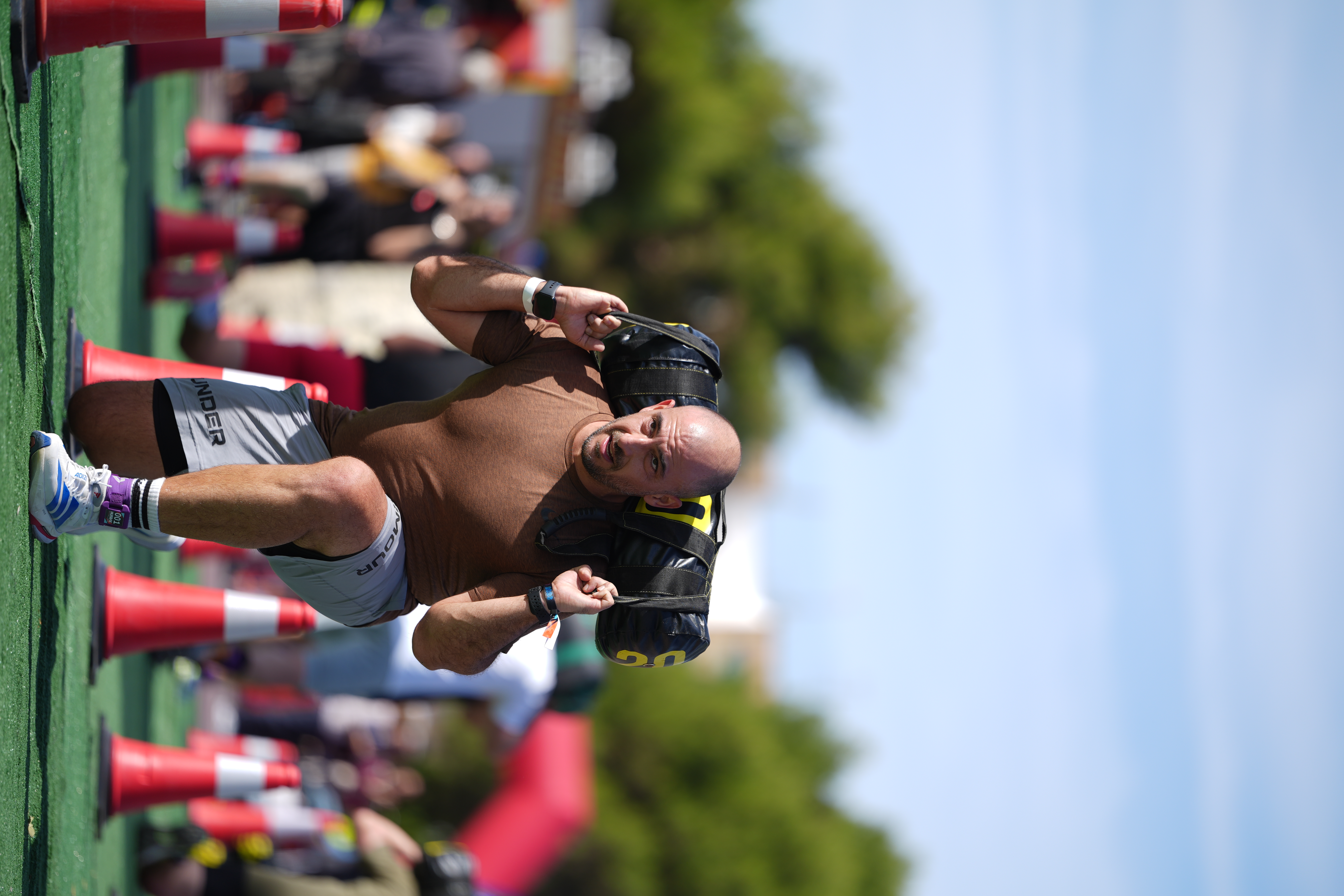 An athlete performs sandbag lunges at HURBAX Madrid