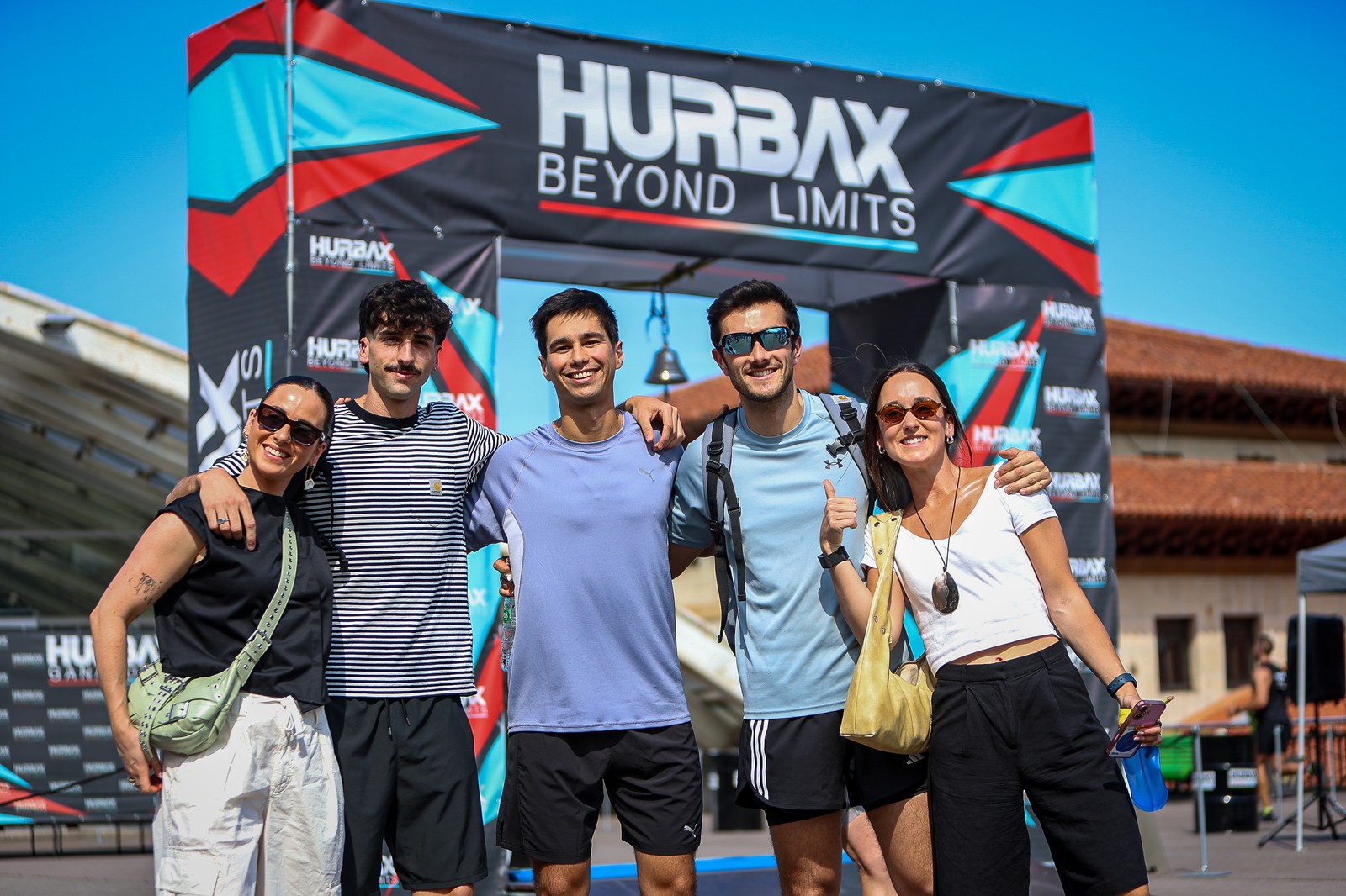 Participants pose together at the Hurbax Oviedo finish arch
