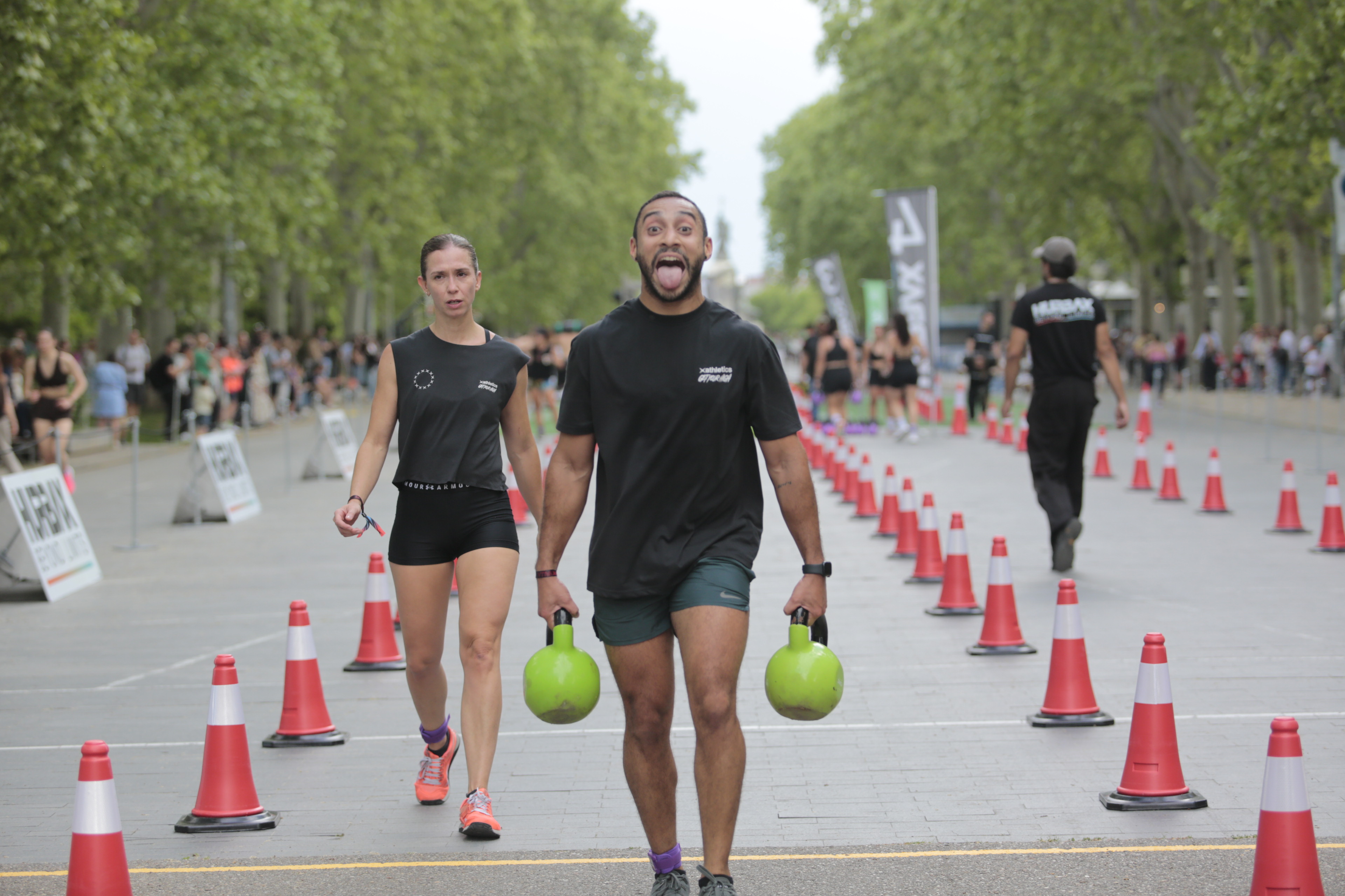 Athletes carrying kettlebells during Hurbax Valladolid