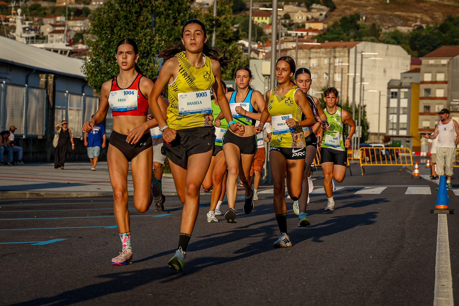 A group of young runners pass the port area of Marín during the Manuel Rosales +10 Marín
