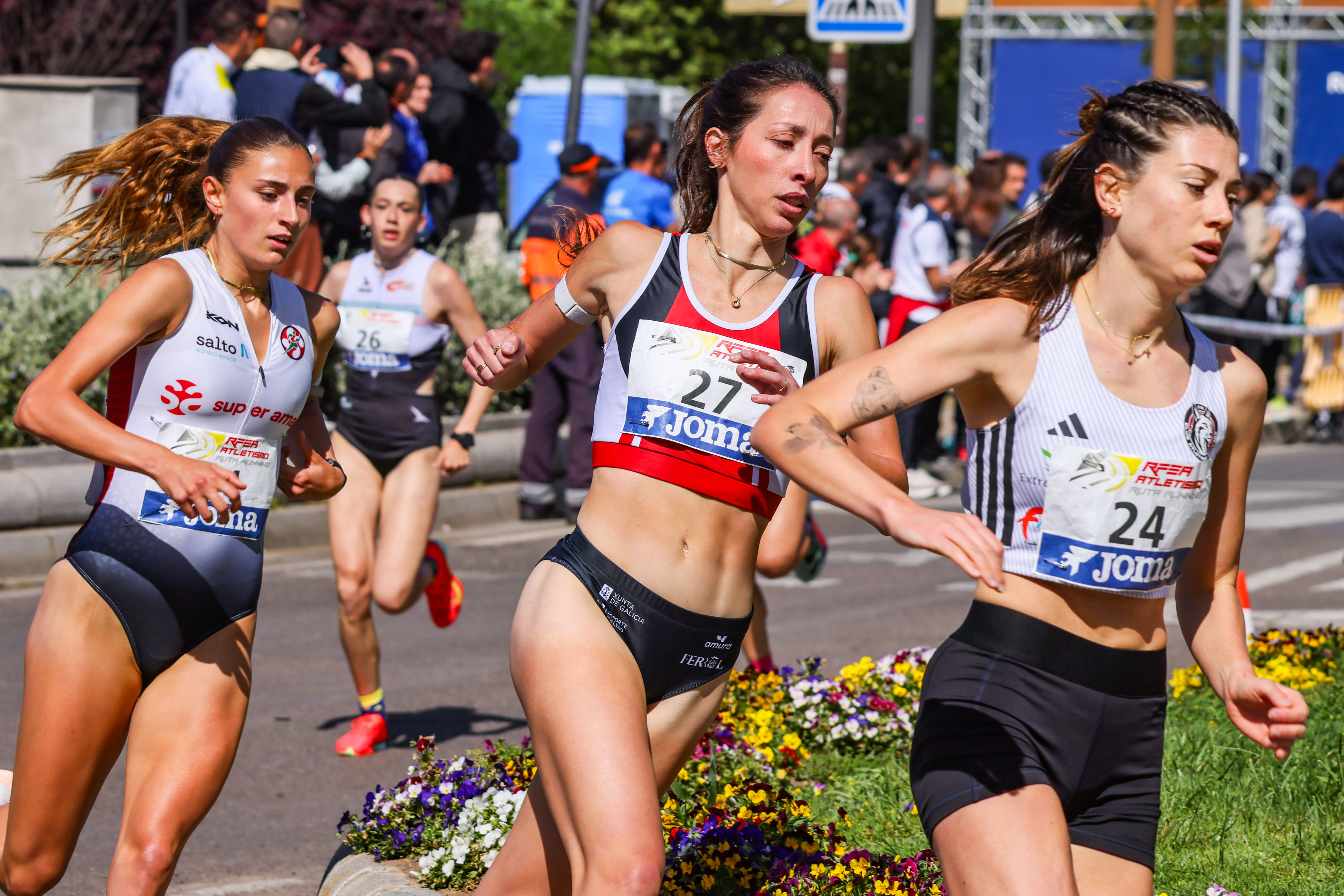Runners competing in the elite women's field at the Media Maratón de Mérida