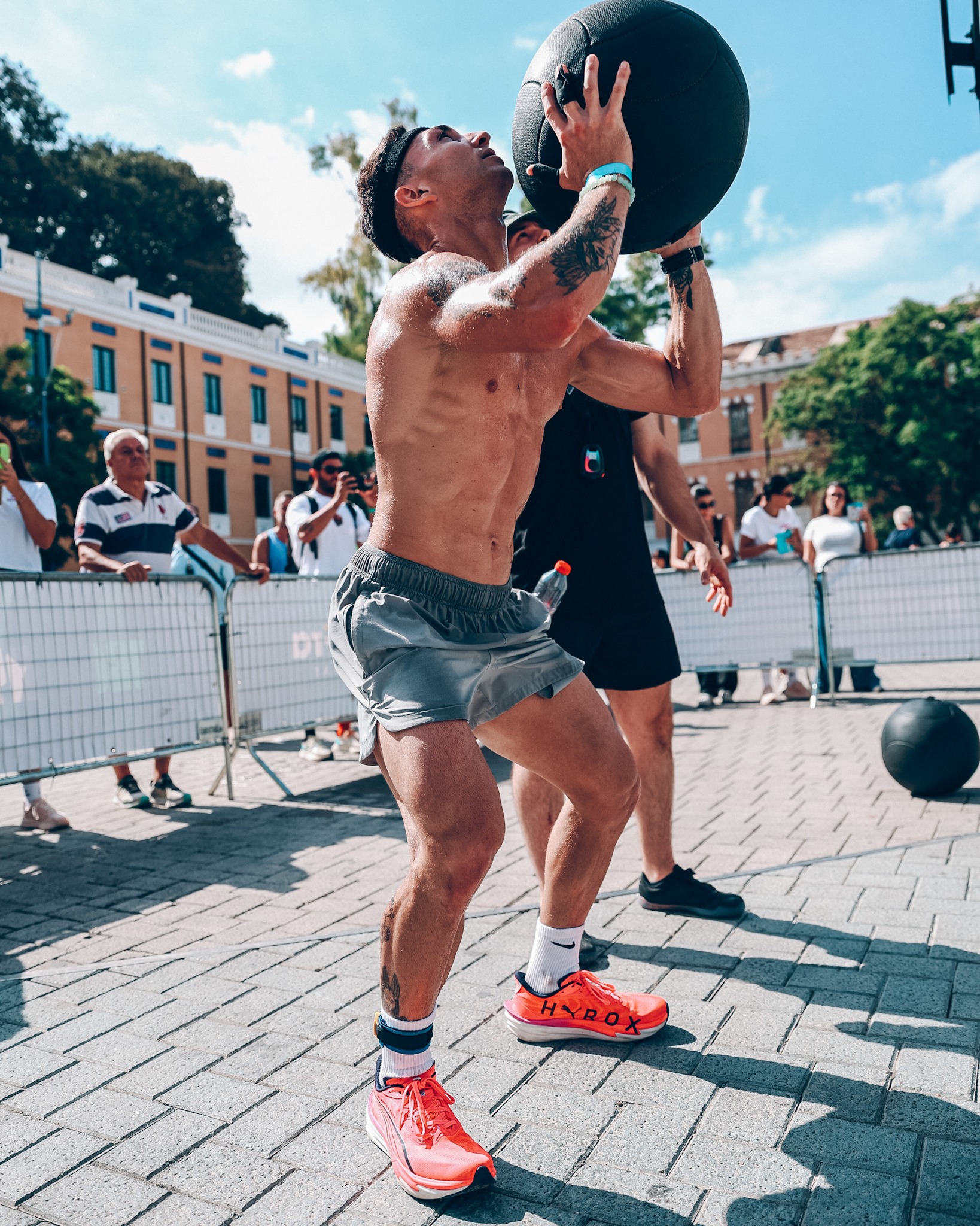 An athlete lifts a dead ball during Murcia Hybrid 2026