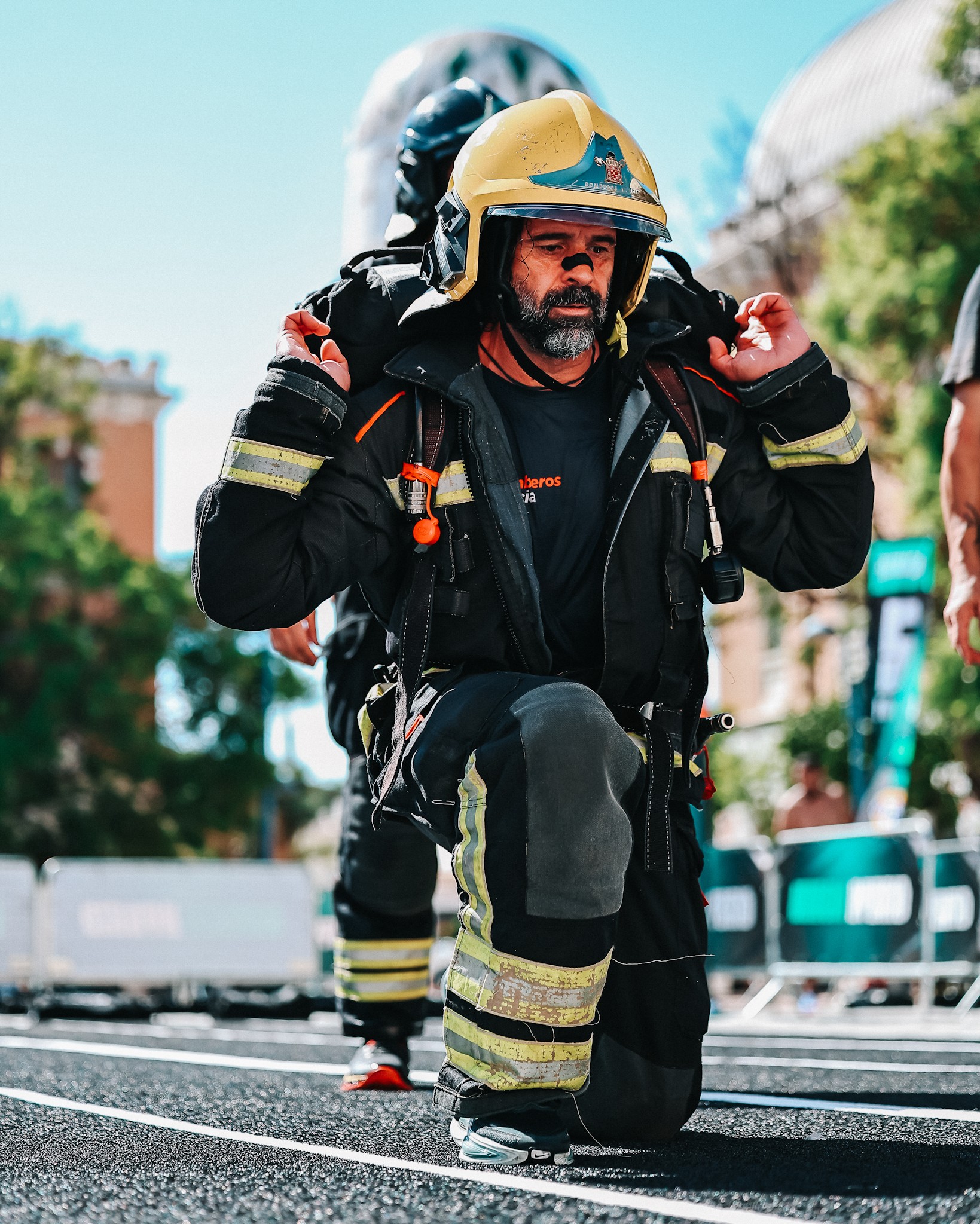 A firefighter carries a sandbag during Murcia Hybrid 2026