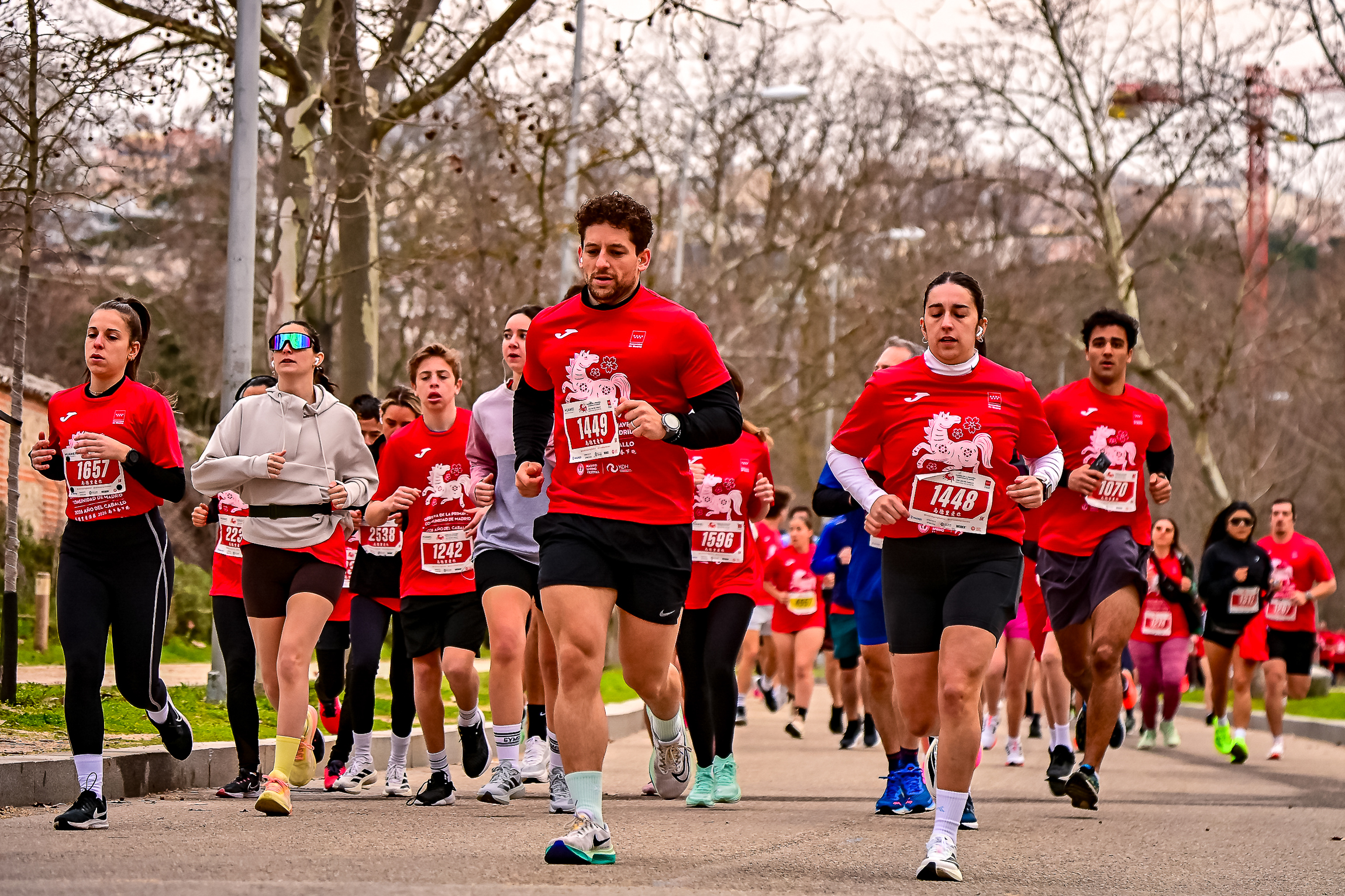 Runners in red Carrera de la Primavera shirts on the new Casa de Campo route