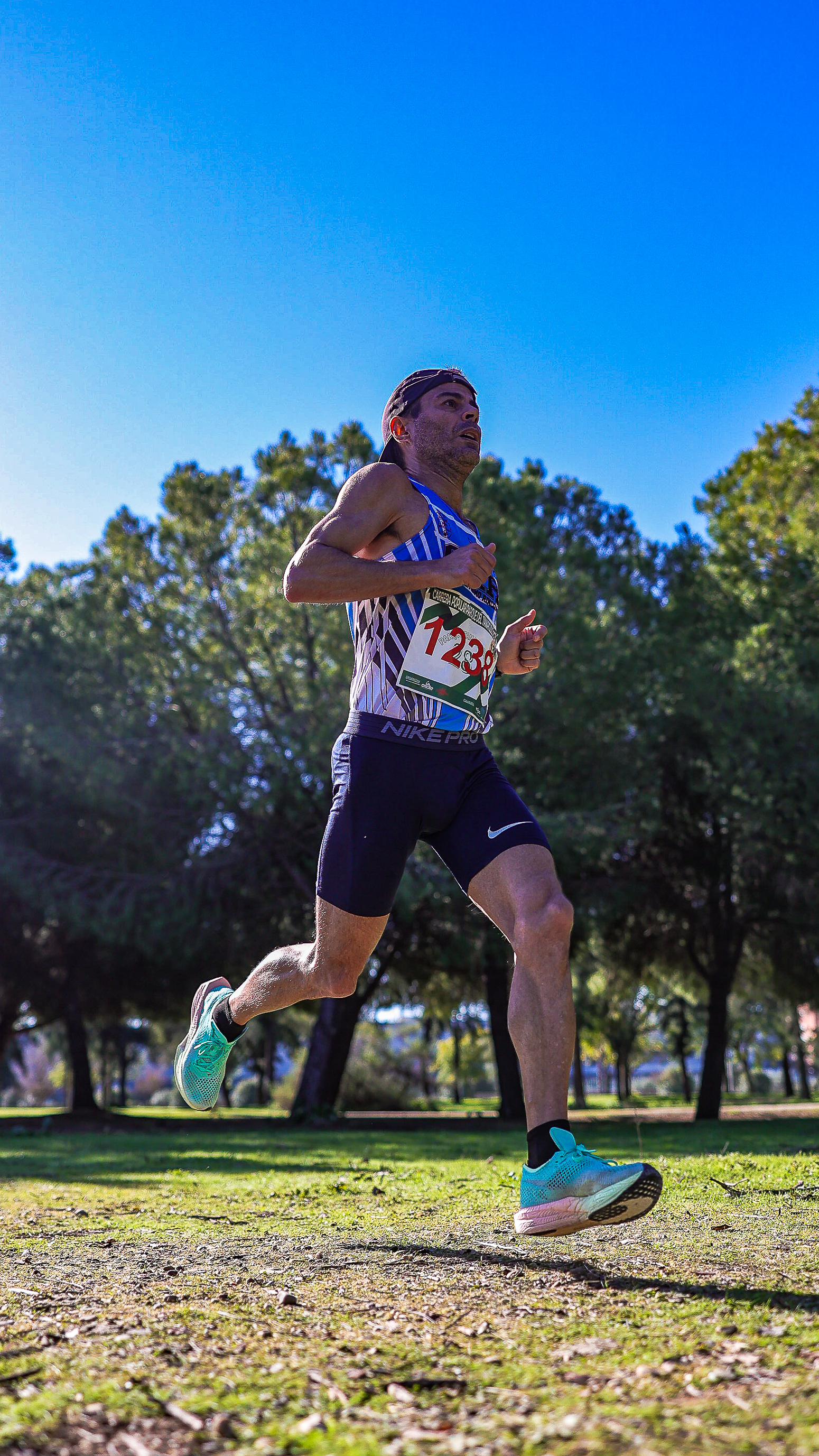 A solo runner in mid-stride during the 13km race at Parque Tamarguillo