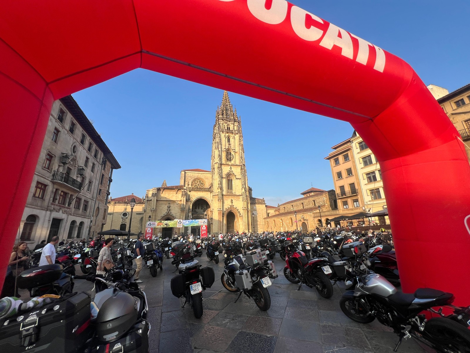 Motorcycles fill Oviedo's Plaza de la Catedral beneath a red Ducati arch at OSOS 1000