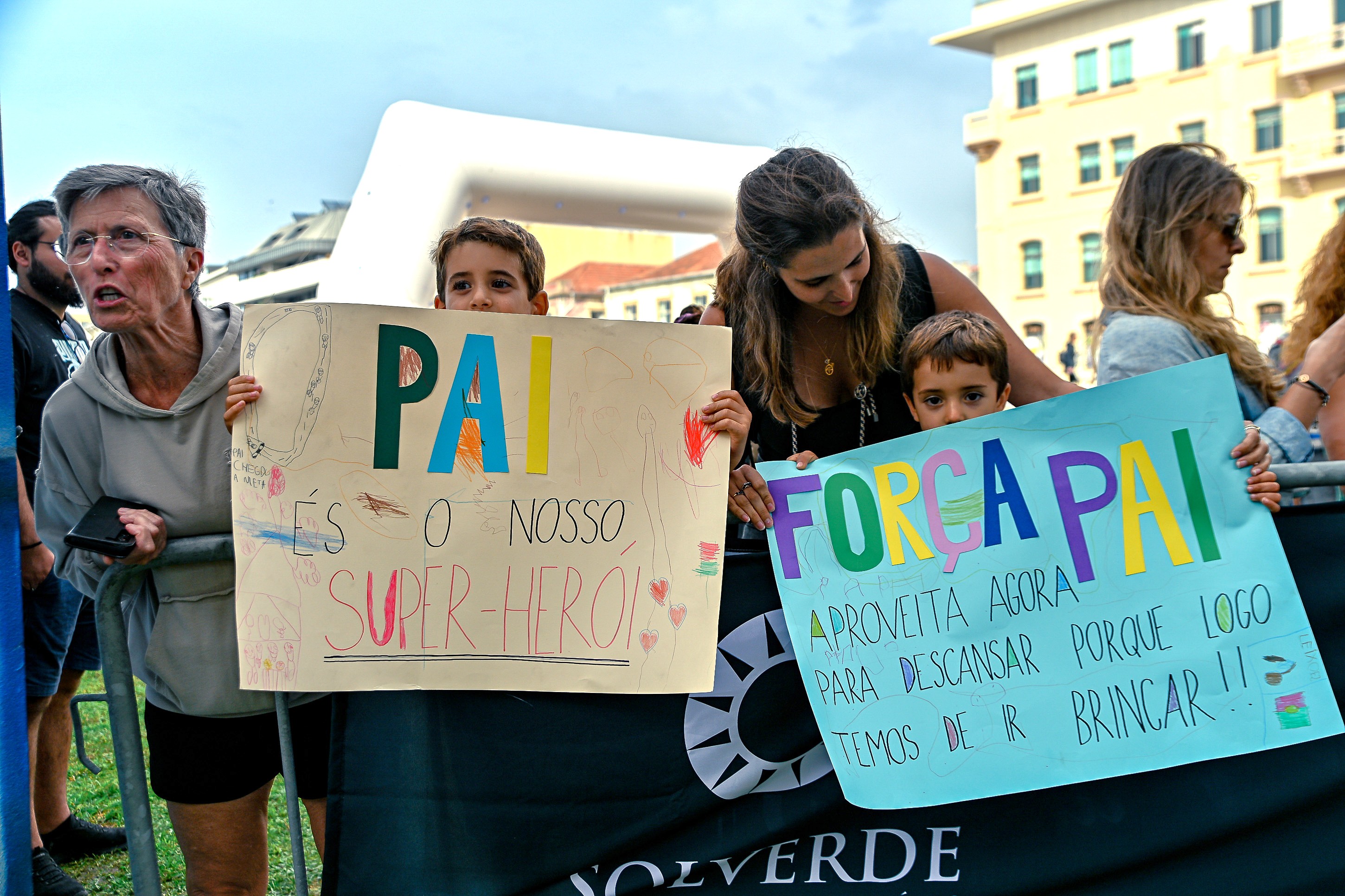 Young supporters hold handmade signs for an athlete during Prime Hybrid Espinho