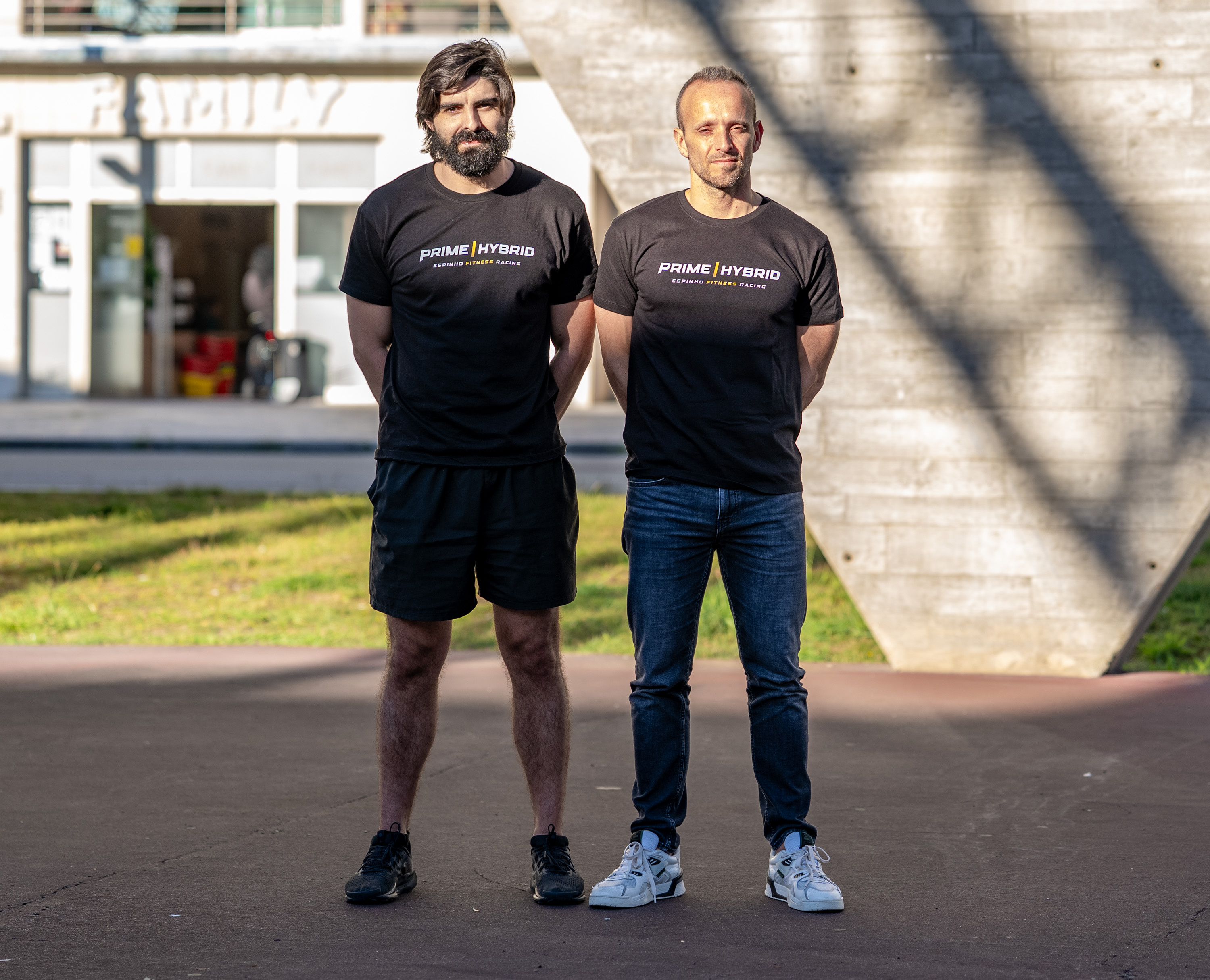 Two Prime Hybrid Espinho organisers wearing event shirts at Praça Progresso