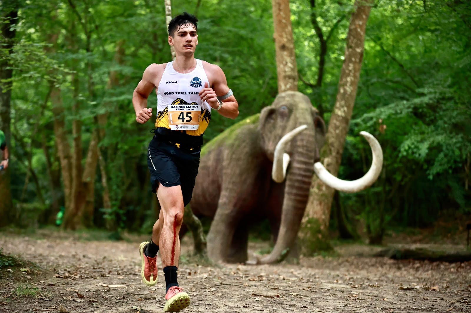 A runner passes the mammoth statue on the Rasines Mamut Trail 2026 course in Cantabria
