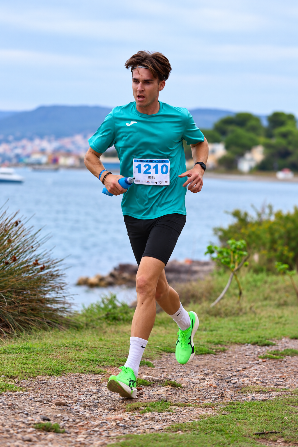 A runner follows Sète's Mediterranean shoreline