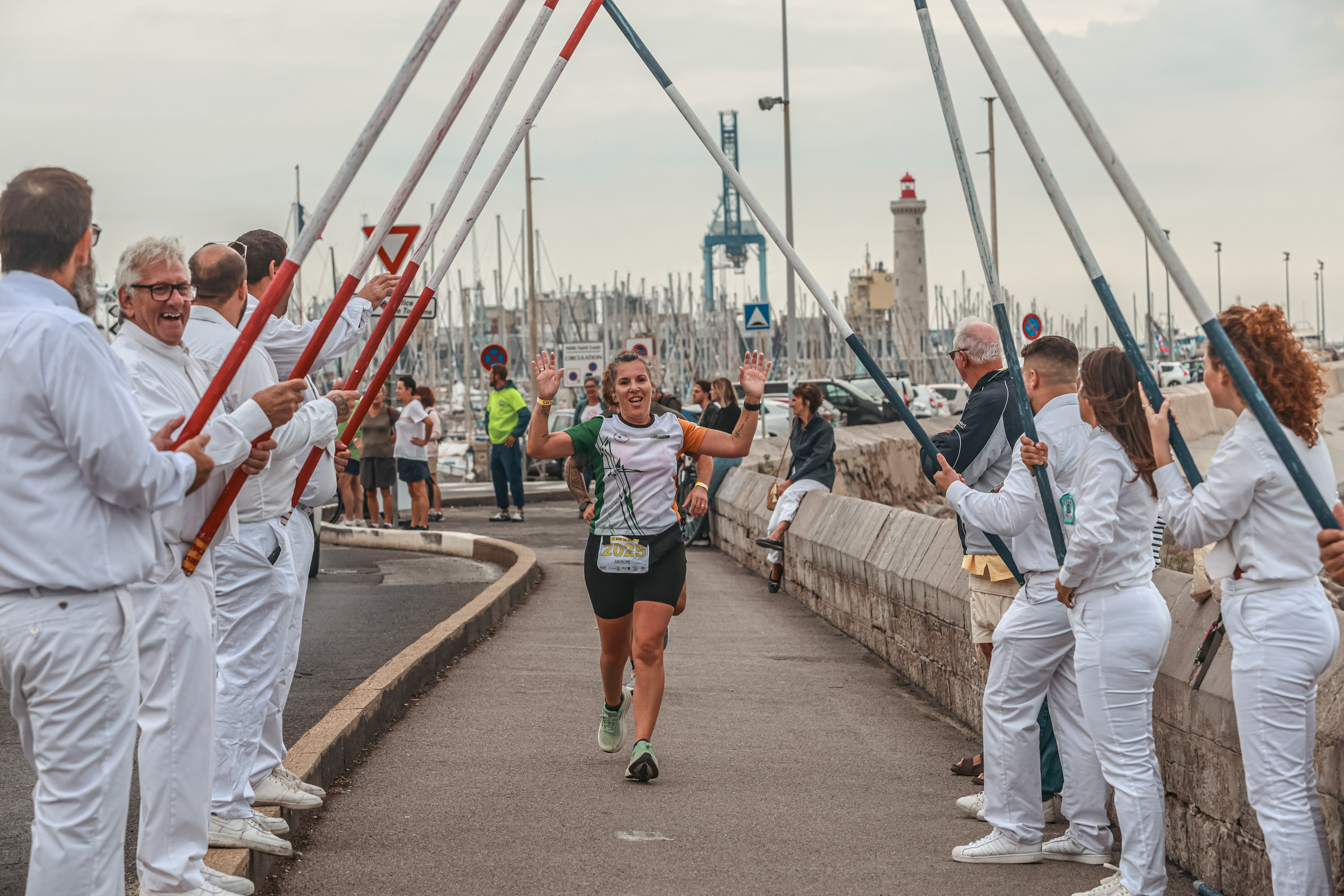 A runner is welcomed beside Sète harbour during the 2026 event