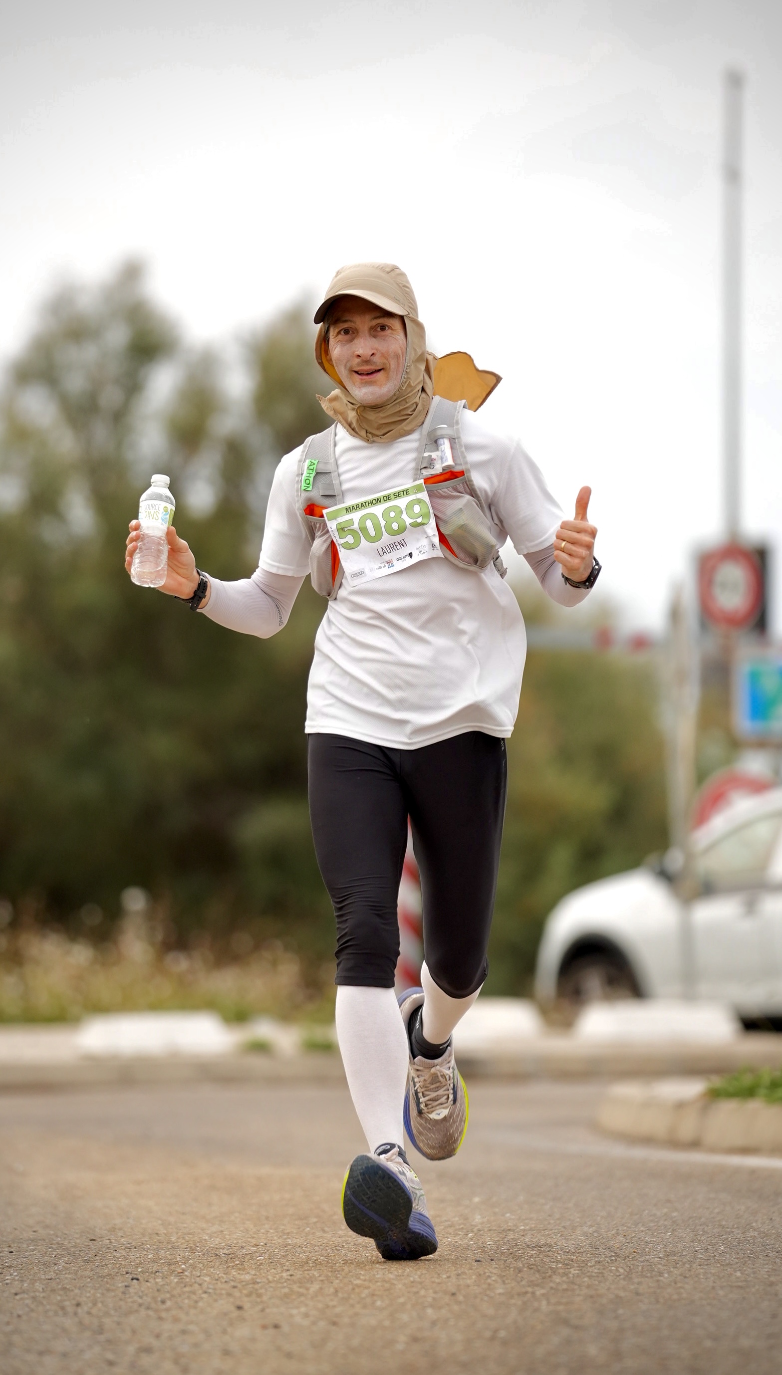 A runner gives a thumbs-up during the Semi-Marathon de Sète